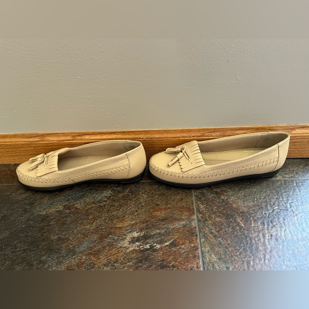New women's Dr. Scholl’s Kiltie tassel slip on loafers.Cream/light tan.Size 6.5 - Picture 4 of 8